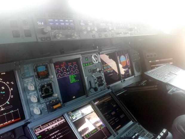 787 flightdeck