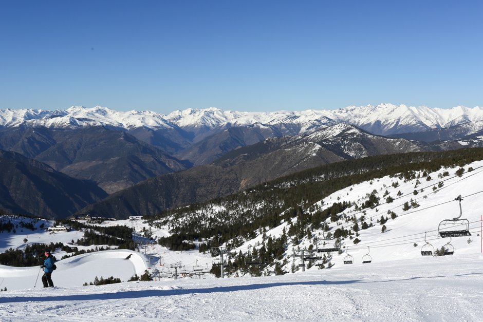 Port Ainé view of the mountains - Snowboarding Catalunya