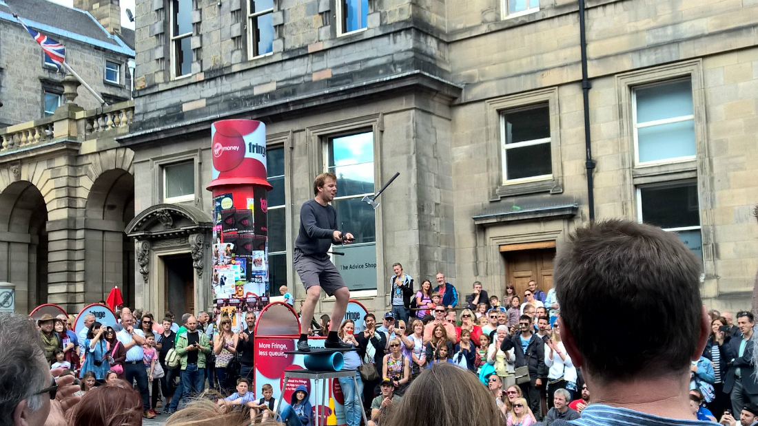 edinburgh-street-entertainment-fringe