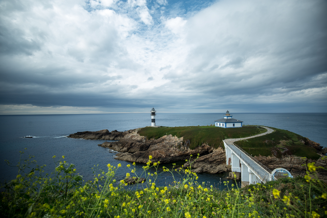 Faro de Illa Pancha with flowers